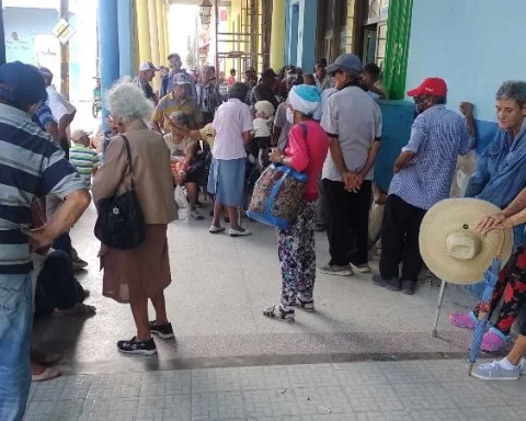 Decenas de jubilados esperan en Holguín para poder cobrar su pensión