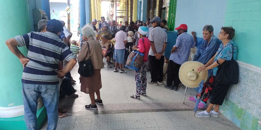 Decenas de jubilados esperan en Holguín para poder cobrar su pensión