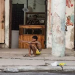 Un joven y un niño en La Habana