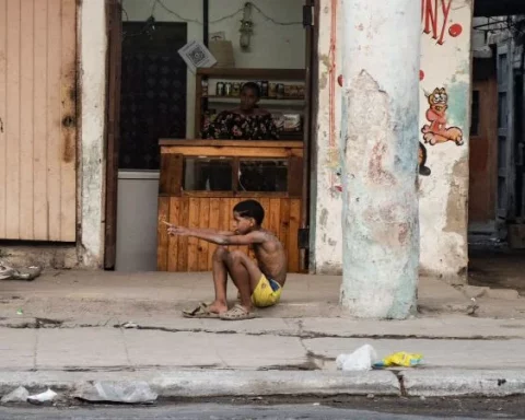 Un joven y un niño en La Habana