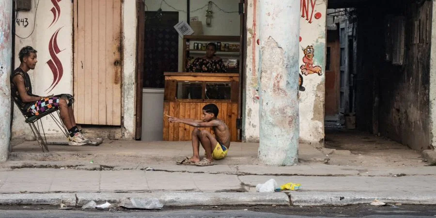 Un joven y un niño en La Habana