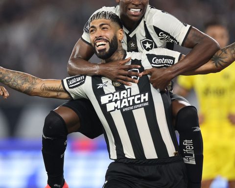 Botafogo beats Peñarol 5-0 and puts foot in the Libertadores final