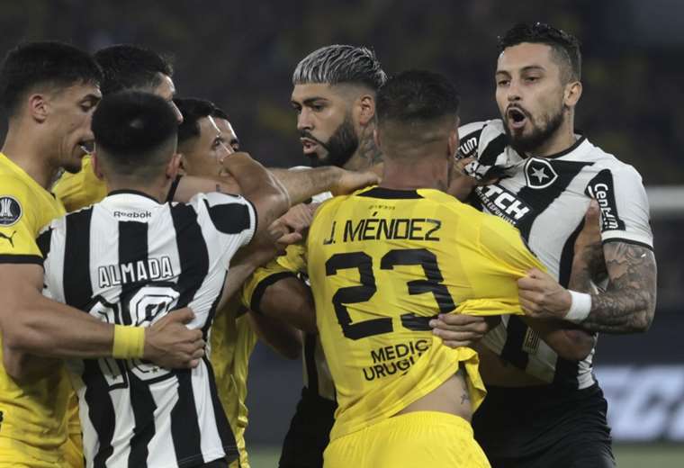 Botafogo has one foot in the Libertadores final after humiliating Peñarol (5-0)