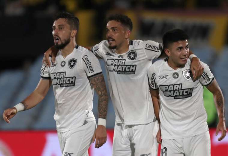 Botafogo left out Peñarol and will play its first Copa Libertadores final