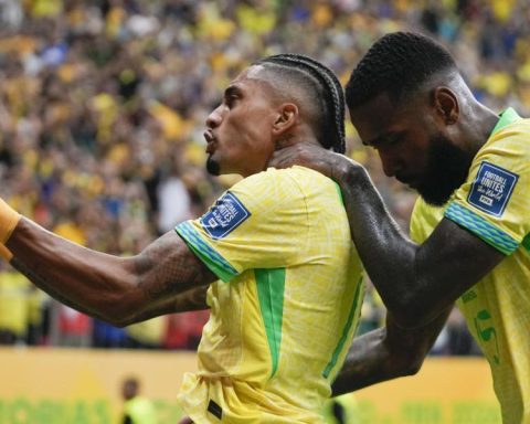 Brazil thrashes Peru with Raphinha's 'double'