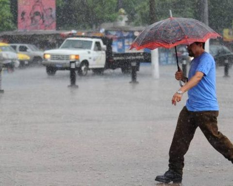 COE eleva a 8 el número de provincias en alerta verde por vaguada y onda tropical