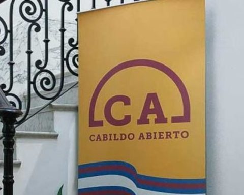 Cabildo Abierto presents more than 320,000 signatures for plebiscite on consumer credit