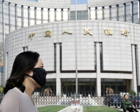 Chinese central bank cuts two key rates to stimulate economy