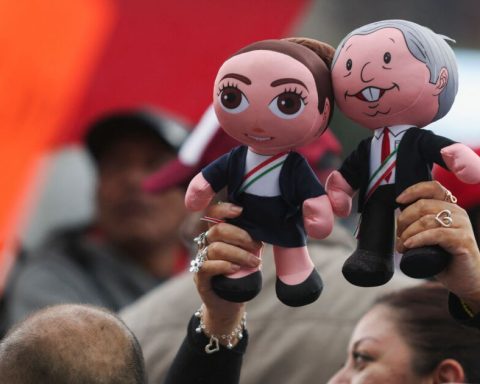 #Chronicle And while the sun rose and Claudia spoke, AMLO's shadow was still there