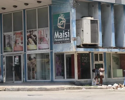 Una tienda cerrada en La Habana, Cuba