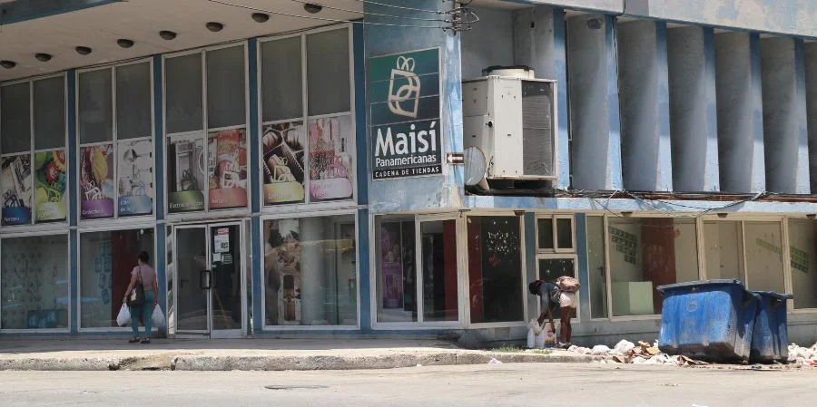 Una tienda cerrada en La Habana, Cuba