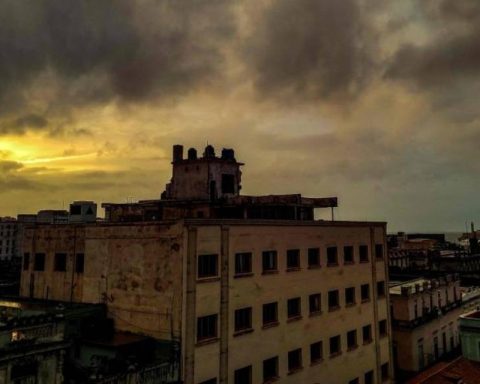 Cuba suffers second total blackout of the electrical system and declares an emergency