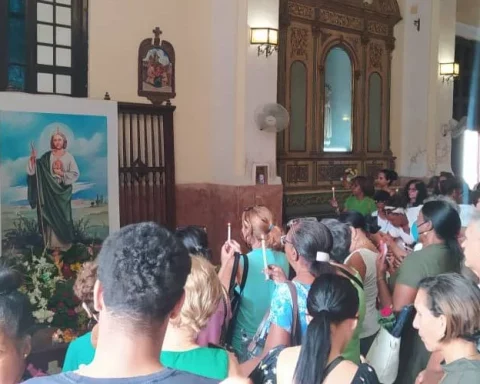 Devotos en la Iglesia Parroquial de San Judas Tadeo, en Centro Habana, este 28 de octubre