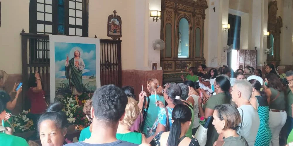 Devotos en la Iglesia Parroquial de San Judas Tadeo, en Centro Habana, este 28 de octubre