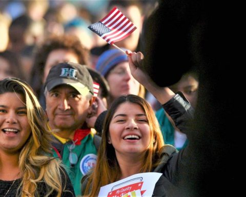 Democrats and Republicans try to captivate the Latino vote in the US