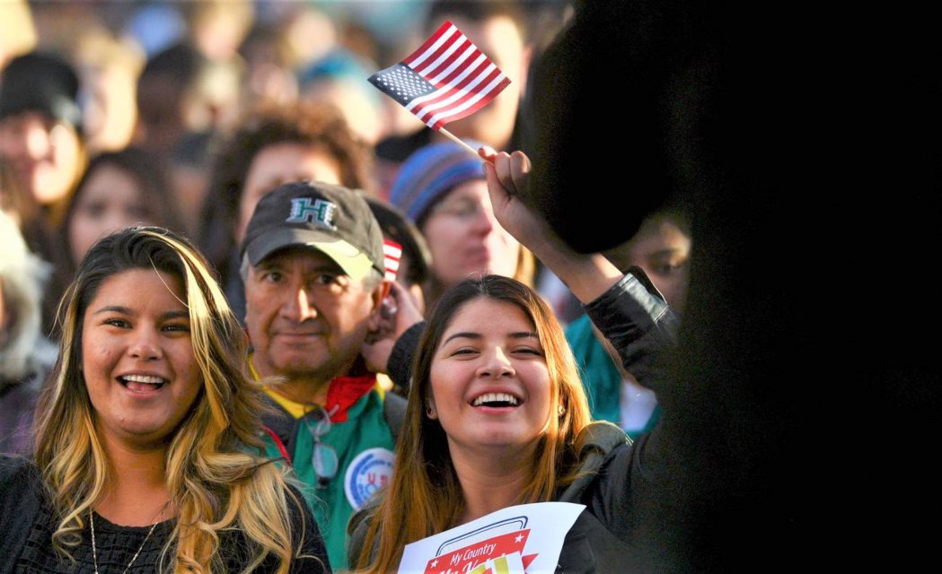 Democrats and Republicans try to captivate the Latino vote in the US