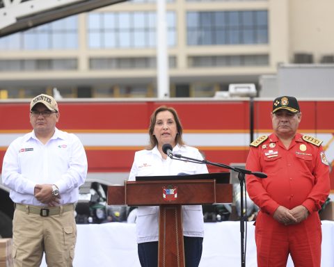 Dina Boluarte y Juan José Santiváñez