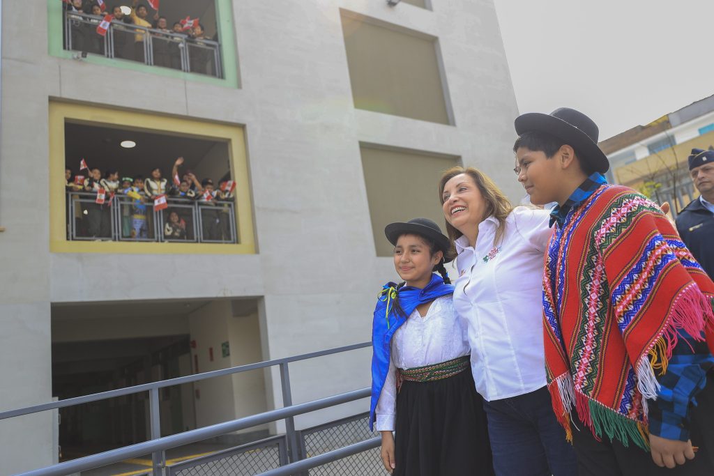 Dina Boluarte inaugura colegio.