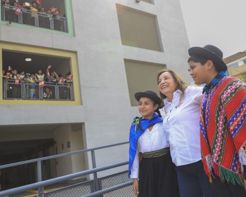 Dina Boluarte inaugura colegio.