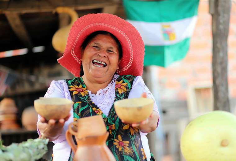 Doña Elena, a sweet Quechua woman, whose popularity skyrockets on TikTok with her medicinal recipes