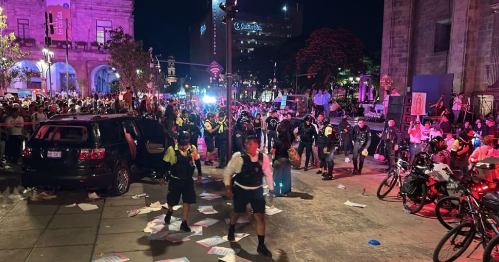 Driver runs over at least 8 people outside the Guadalajara Cathedral