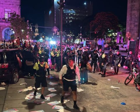 Driver runs over at least 8 people outside the Guadalajara Cathedral