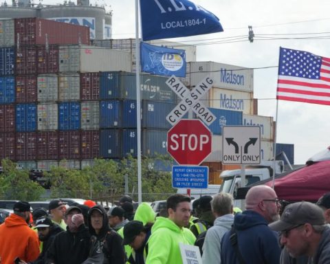 Due to strike in the US, Chilean exporters redirect their shipments to the West Coast