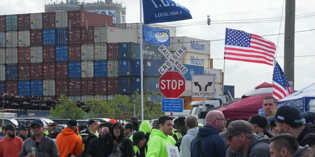 Due to strike in the US, Chilean exporters redirect their shipments to the West Coast