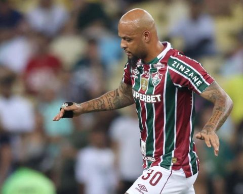 Felipe Melo (41) says 'up to here'