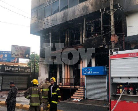 Bomberos controlan incendio en mueblería de la avenida Isabel Aguiar en Herrera