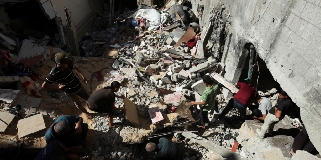 Gaza civil defense confirms 73 dead in an Israeli bombing in the north of the territory