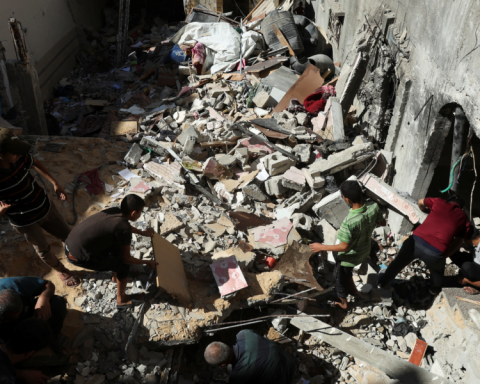 Gaza civil defense confirms 73 dead in an Israeli bombing in the north of the territory