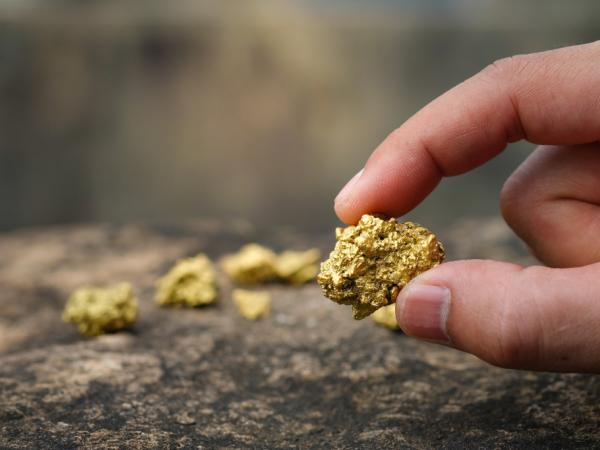 Gold reaches a record price of $2,762 per ounce