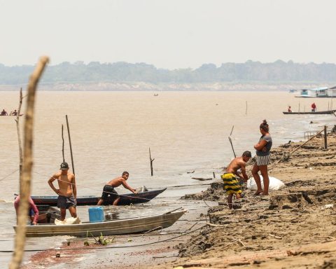 Government grants aid to fishermen affected by drought in the North