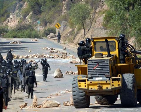 Government prepares new unblocking operation in Cochabamba and increases the number of police officers