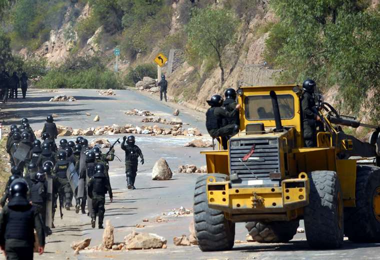 Government prepares new unblocking operation in Cochabamba and increases the number of police officers