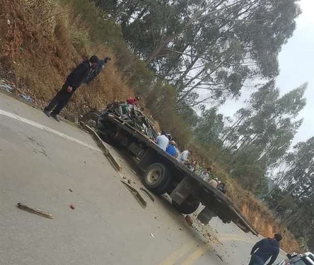 Head-on collision leaves three dead on the highway that connects Cochabamba with Santa Cruz