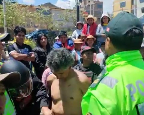 Huancayo: Residents punish alleged criminal and burn his motorcycle (VIDEO)