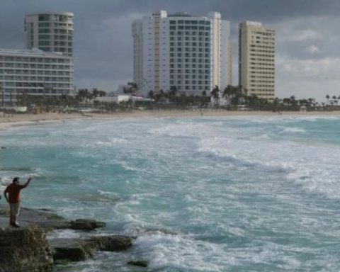 Hurricane Milton leaves a white mark on the Yucatan Peninsula