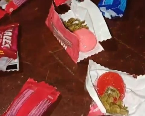 ¡En mentas y galletas! Mujer intenta introducir sustancias controladas en cuartel