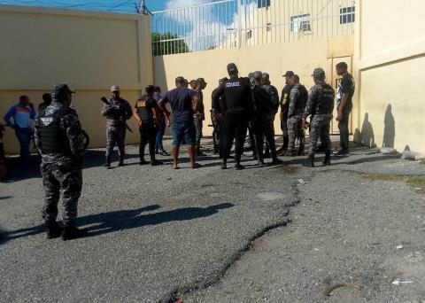 Inmate asked the press to release colonel from prison on 15 Azua