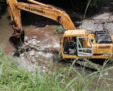 Jauja: Residents channel a tributary to avoid natural disasters