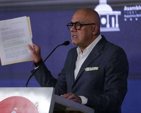 Jorge Rodríguez: Edmundo González violates asylum rules