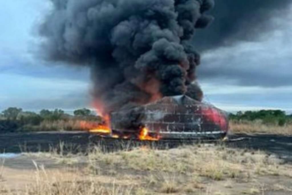 Lightning caused fire in PDVSA oil tank