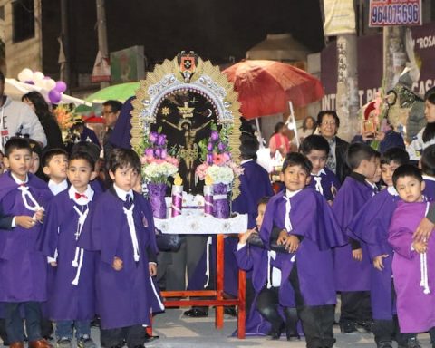 Little preschoolers carry 'minianda' of the Lord of Miracles in Huancayo (VIDEO)