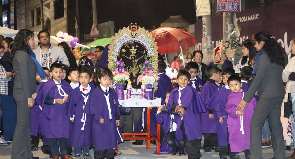 Little preschoolers carry 'minianda' of the Lord of Miracles in Huancayo (VIDEO)