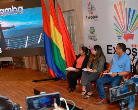 Los Kjarkas, María Juana, Matamba, Azul Azul and Maroyu at the Exposur fair in Tarija