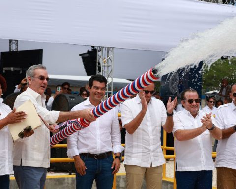 Luis Abinader y Wellington Arnaud inauguran acueducto de Cabo Rojo, Pedernales