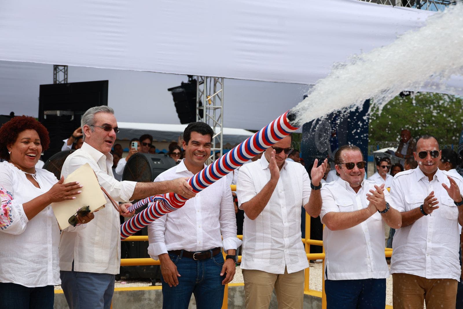 Luis Abinader y Wellington Arnaud inauguran acueducto de Cabo Rojo, Pedernales