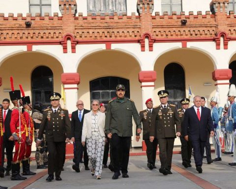 Maduro leads transmission of command of the Fanb